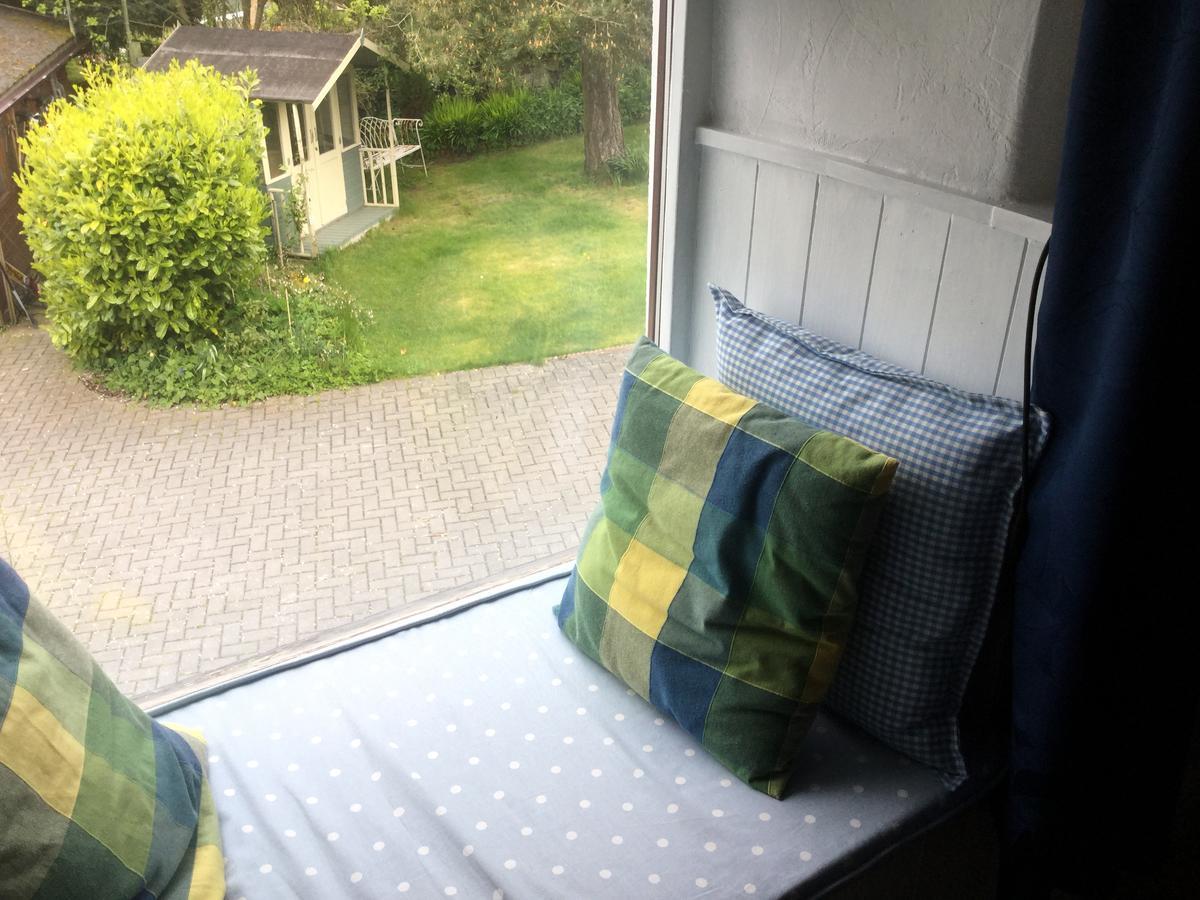 Celyn Villa Bed And Breakfast Холиуэлл Экстерьер фото
