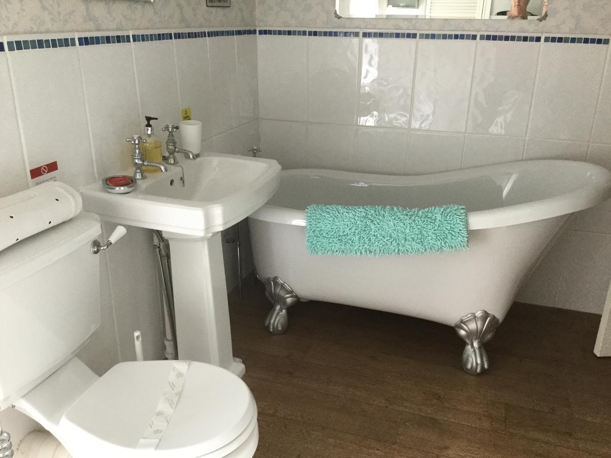Celyn Villa Bed And Breakfast Холиуэлл Экстерьер фото