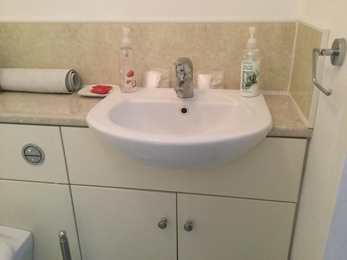 Celyn Villa Bed And Breakfast Холиуэлл Экстерьер фото