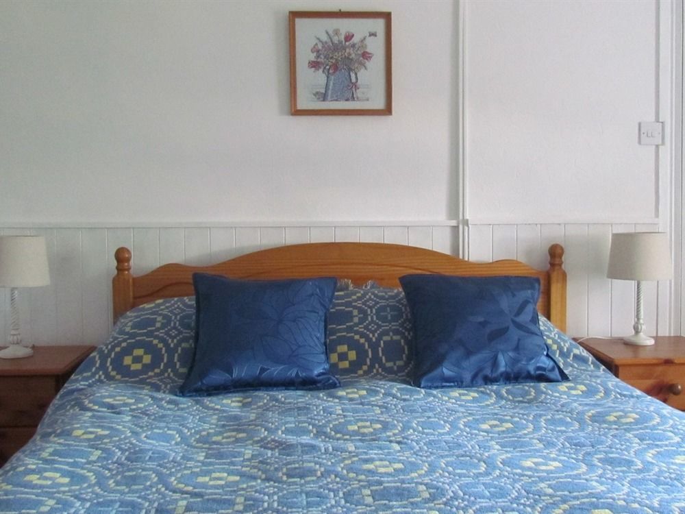Celyn Villa Bed And Breakfast Холиуэлл Экстерьер фото