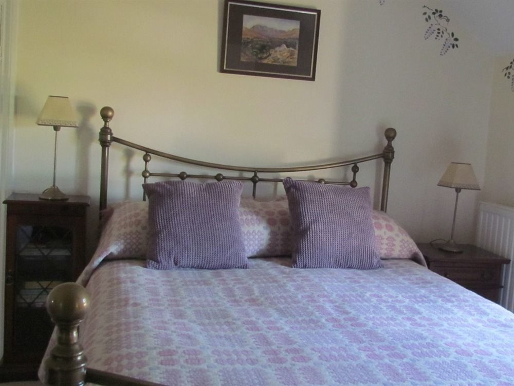 Celyn Villa Bed And Breakfast Холиуэлл Экстерьер фото