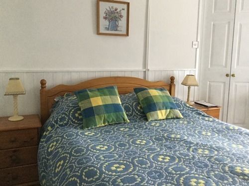 Celyn Villa Bed And Breakfast Холиуэлл Экстерьер фото