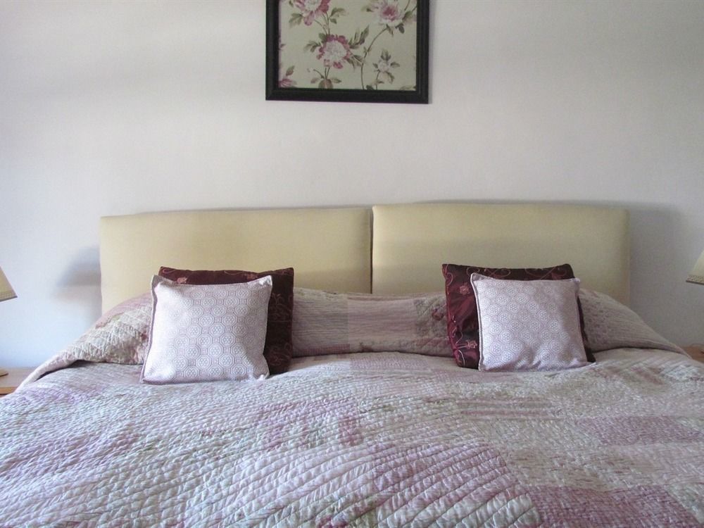 Celyn Villa Bed And Breakfast Холиуэлл Экстерьер фото