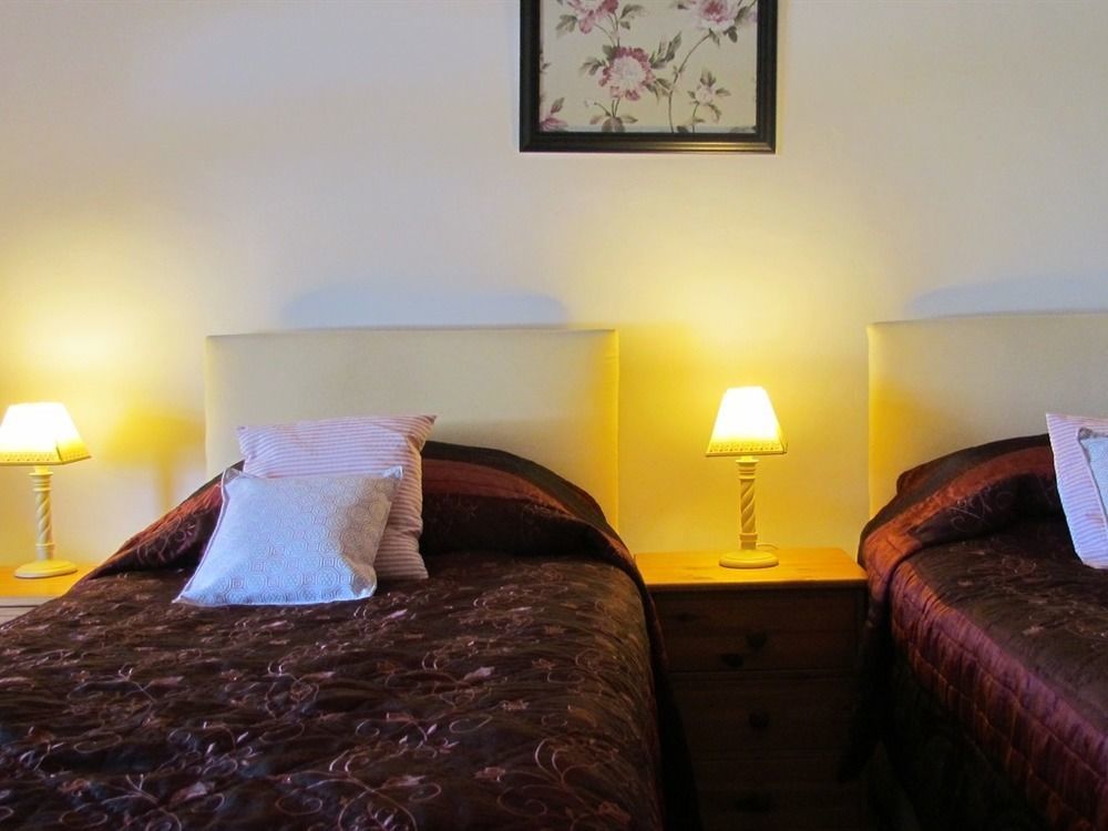 Celyn Villa Bed And Breakfast Холиуэлл Экстерьер фото